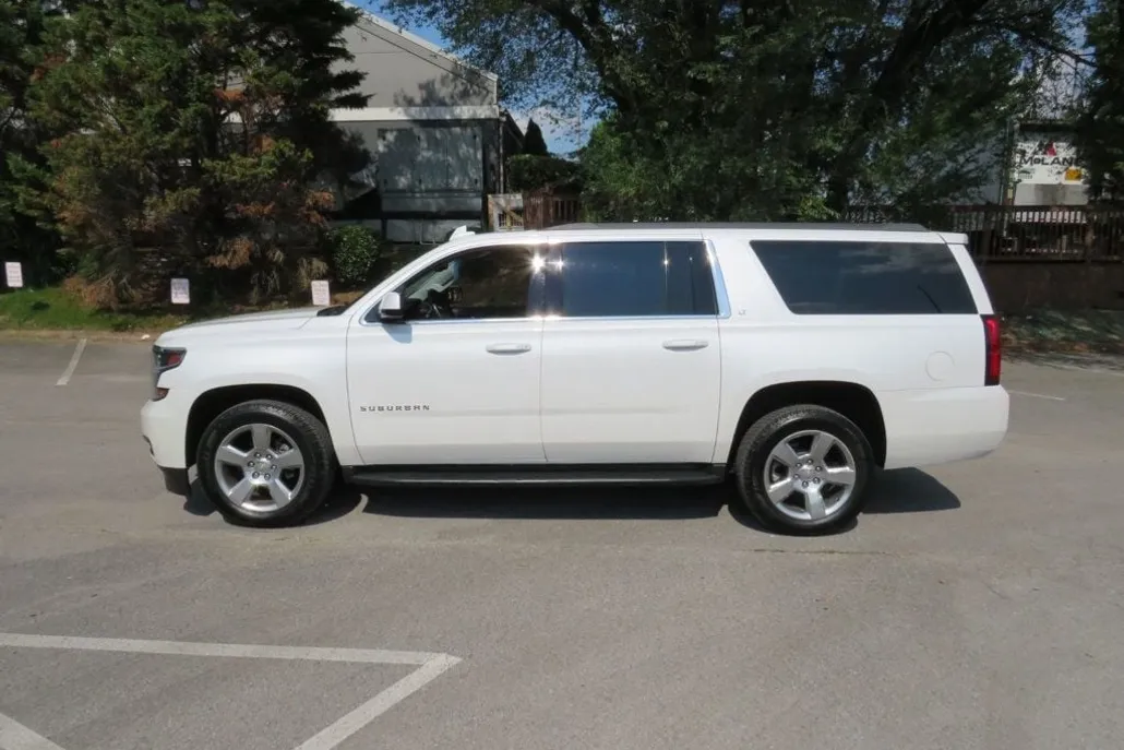 2018 Chevrolet Suburban LT photo 1