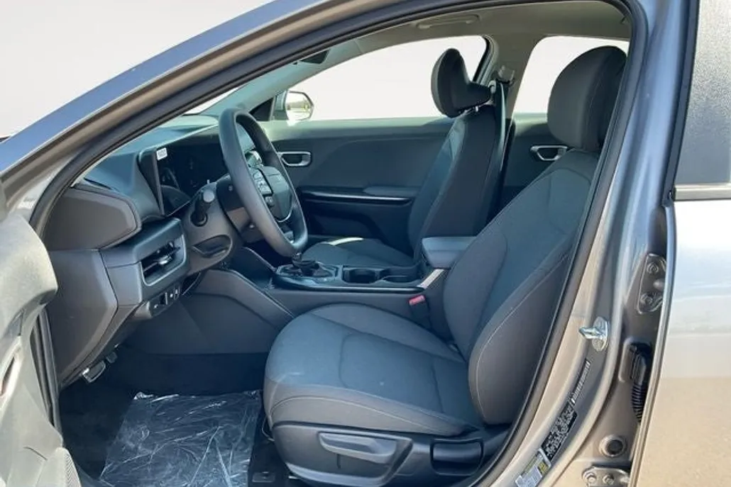 2025 Kia K4 LXS photo 1