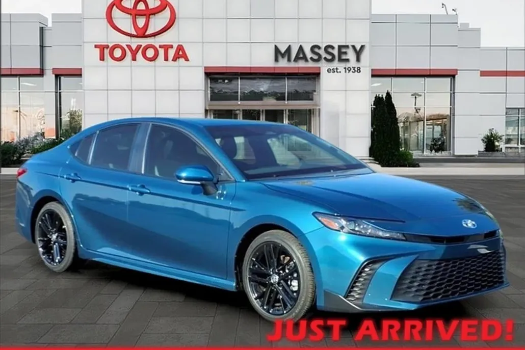 2025 Toyota Camry SE photo 1