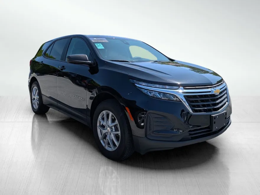 2023 Chevrolet Equinox LS photo 1