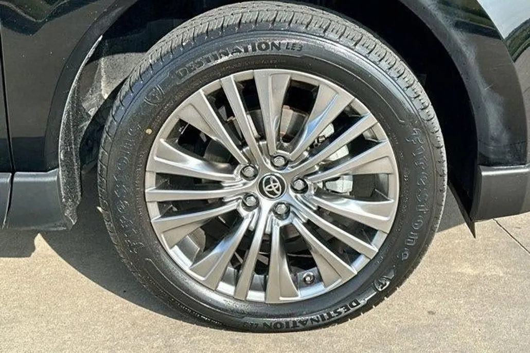 2022 Toyota Venza XLE photo 1