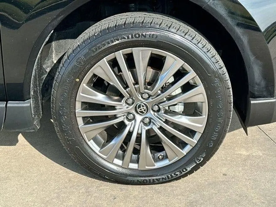 2022 Toyota Venza XLE photo 1