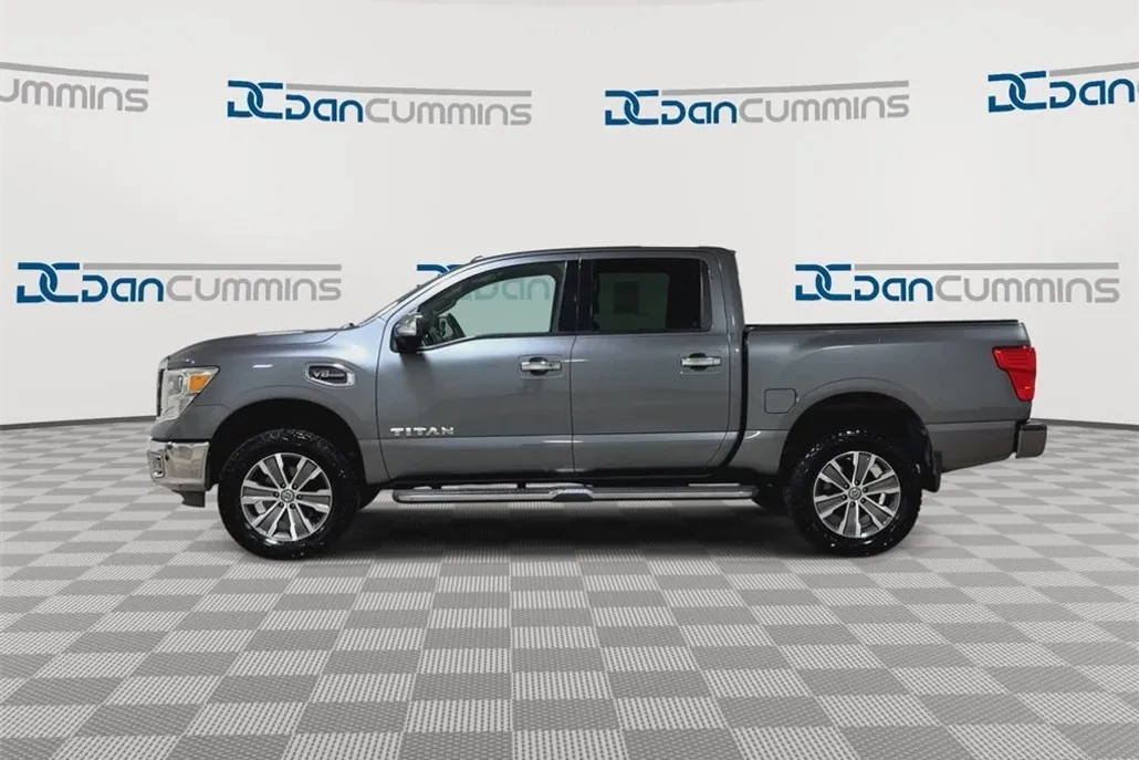 2017 Nissan Titan SL photo 1
