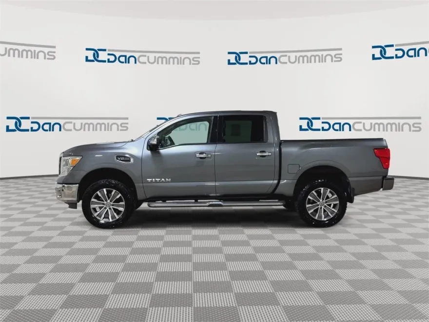 2017 Nissan Titan SL photo 1