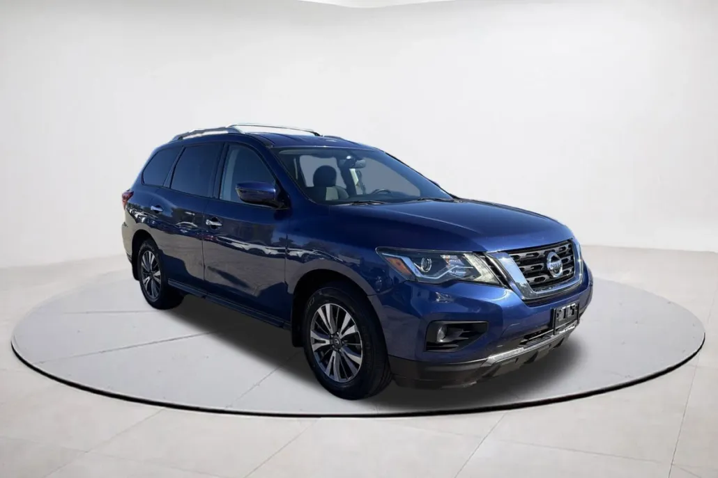 2017 Nissan Pathfinder 4x4 SV photo 1