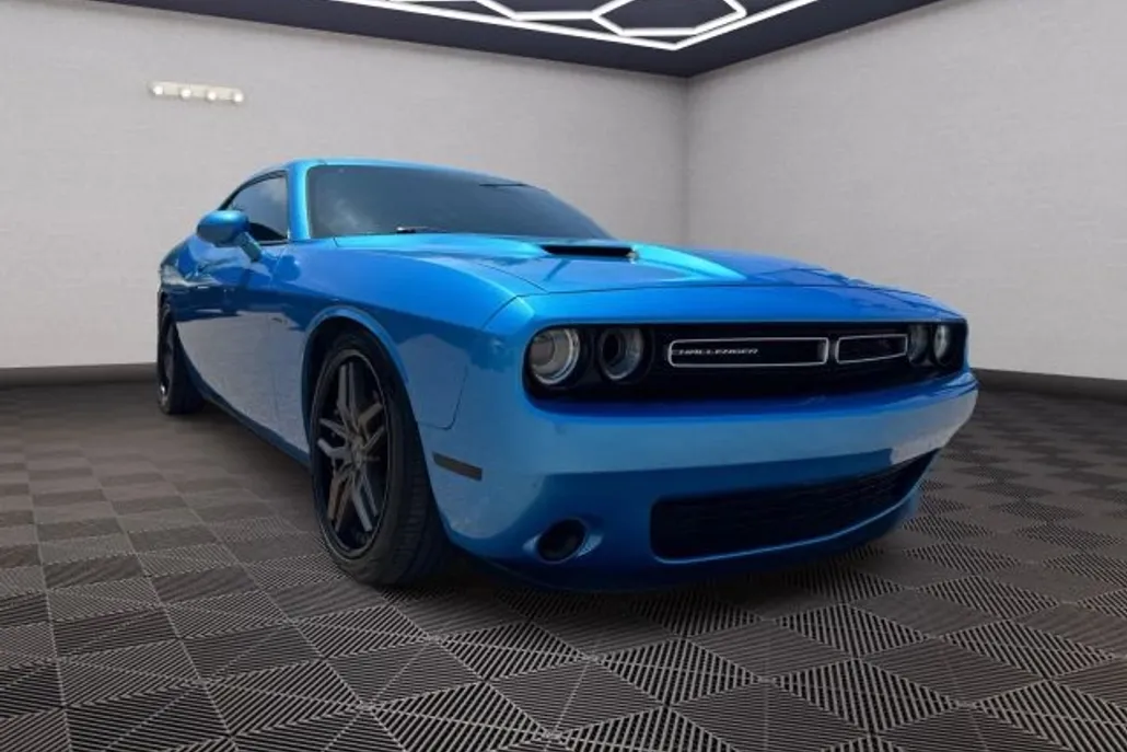 2016 Dodge Challenger SXT Plus photo 1