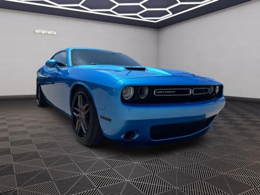 2016 Dodge Challenger SXT Plus photo 1