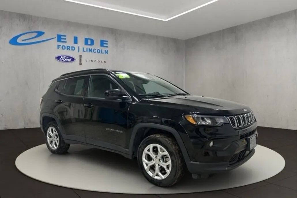 2024 Jeep Compass Latitude photo 1
