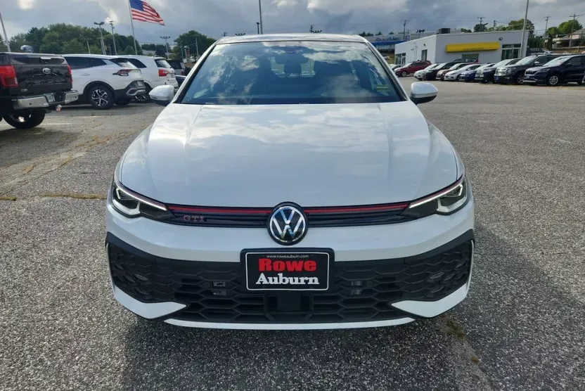 2025 Volkswagen Golf GTI SE photo 1