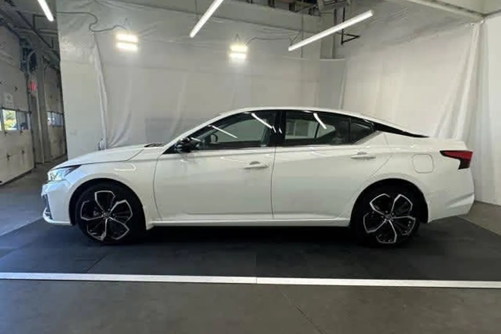 2023 Nissan Altima 2.5 SR photo 1