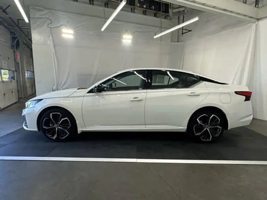 2023 Nissan Altima 2.5 SR photo 1