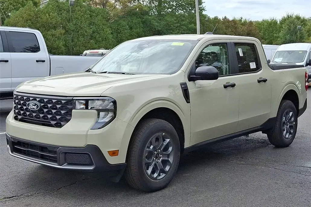 2025 Ford Maverick XLT photo 1