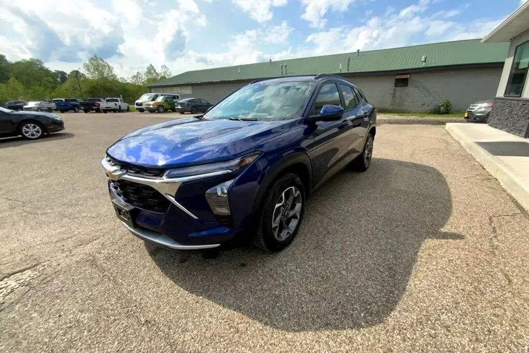 2024 Chevrolet Trax photo 1