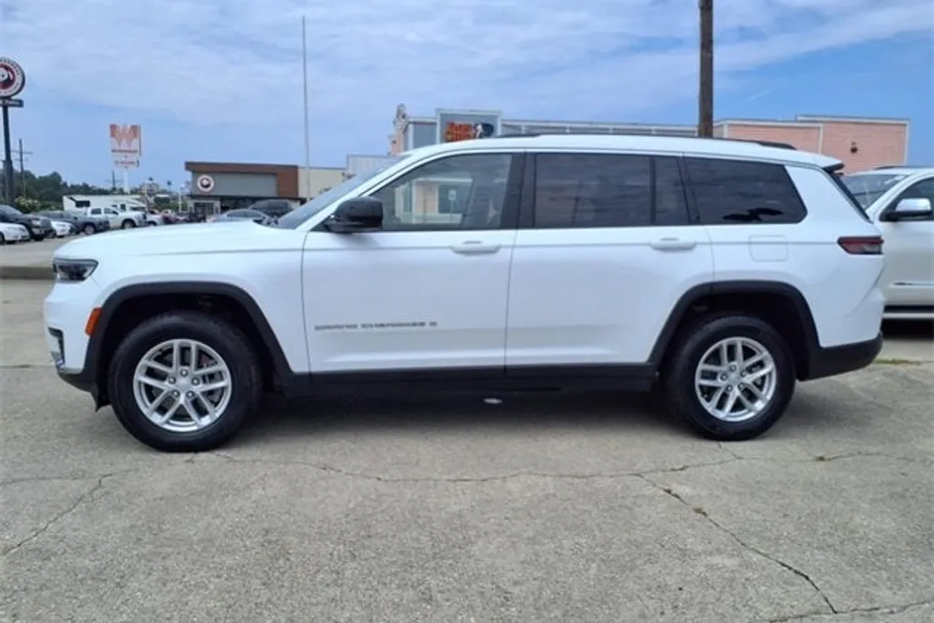 2023 Jeep Grand Cherokee Laredo photo 1