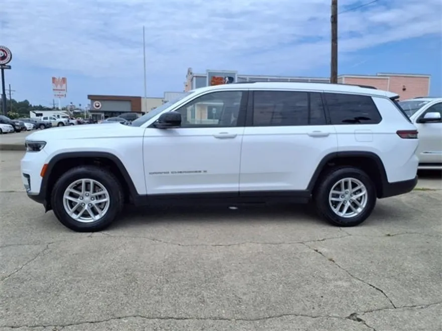 2023 Jeep Grand Cherokee Laredo photo 1