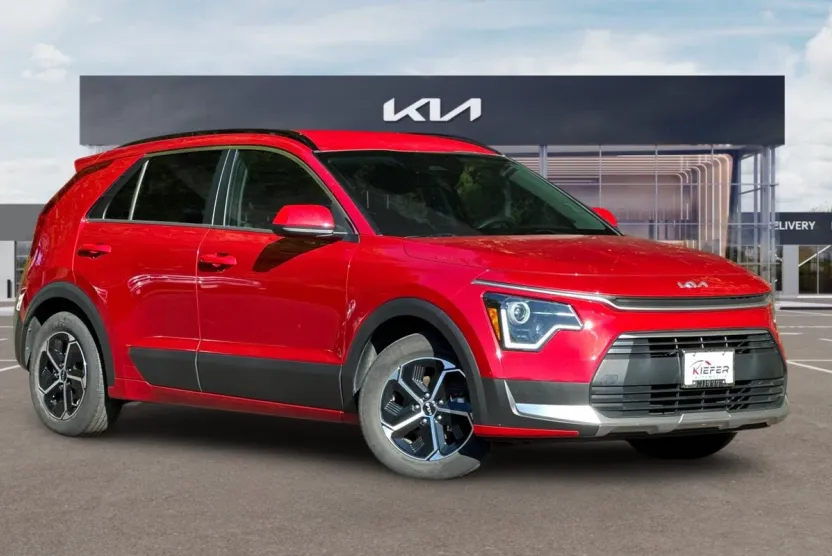 2023 Kia Niro LX photo 1