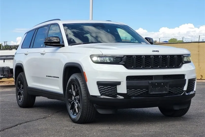 2024 Jeep Grand Cherokee Laredo photo 1