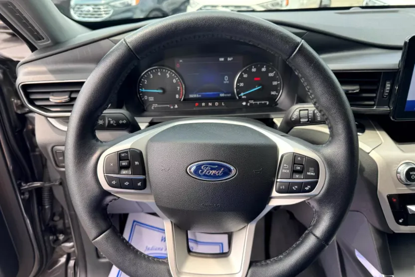 2023 Ford Explorer XLT photo 1