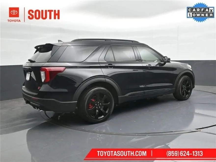 2022 Ford Explorer ST photo 1