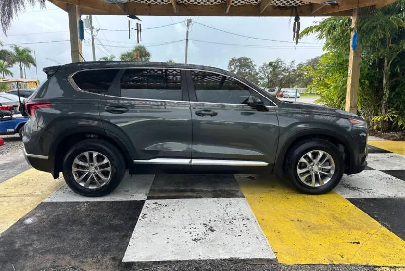 2020 Hyundai Santa Fe SE photo 1