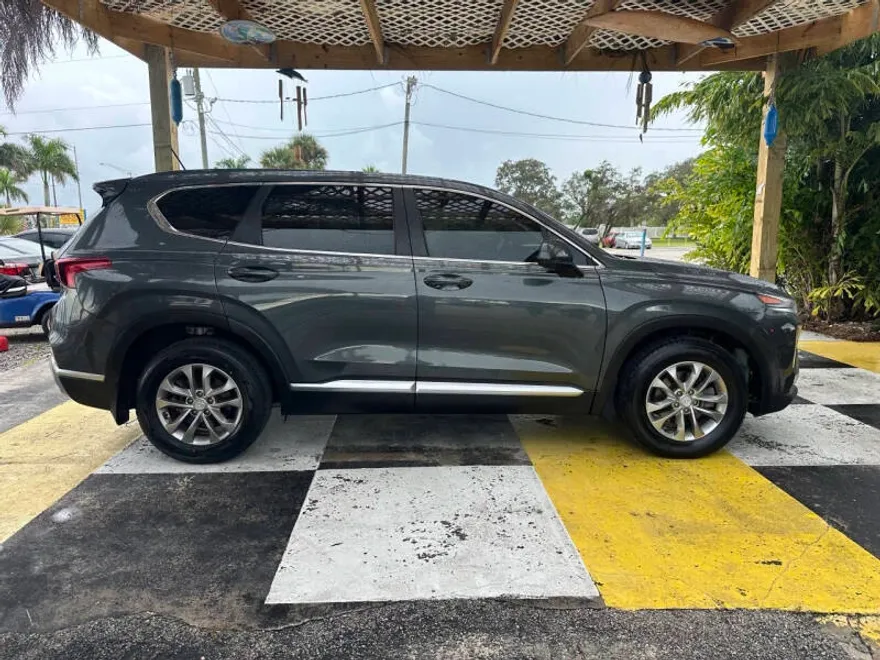 2020 Hyundai Santa Fe SE photo 1