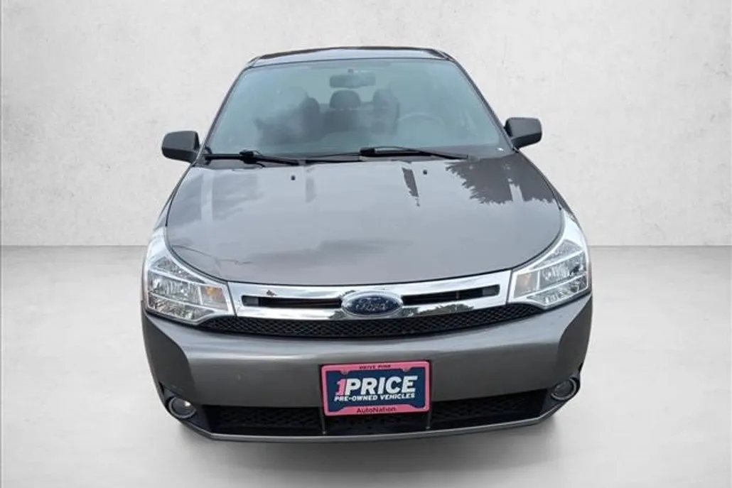 2010 Ford Focus SE photo 1