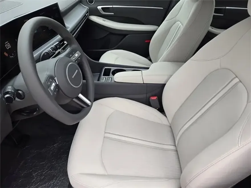 2025 Hyundai Sonata SEL photo 12