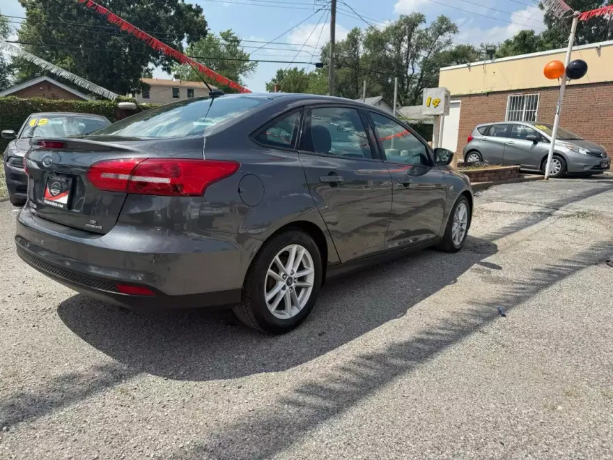 2016 Ford Focus Sedan photo 1