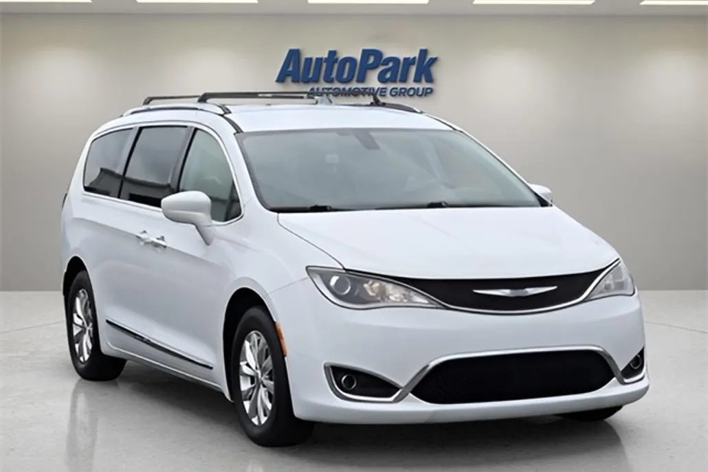 2018 Chrysler Pacifica Touring L photo 1