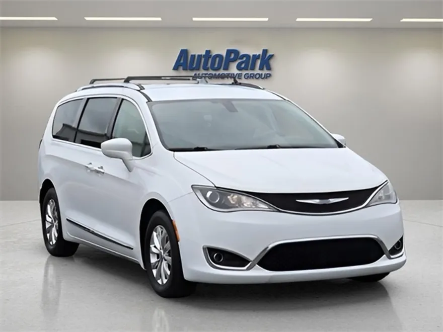 2018 Chrysler Pacifica Touring L photo 1