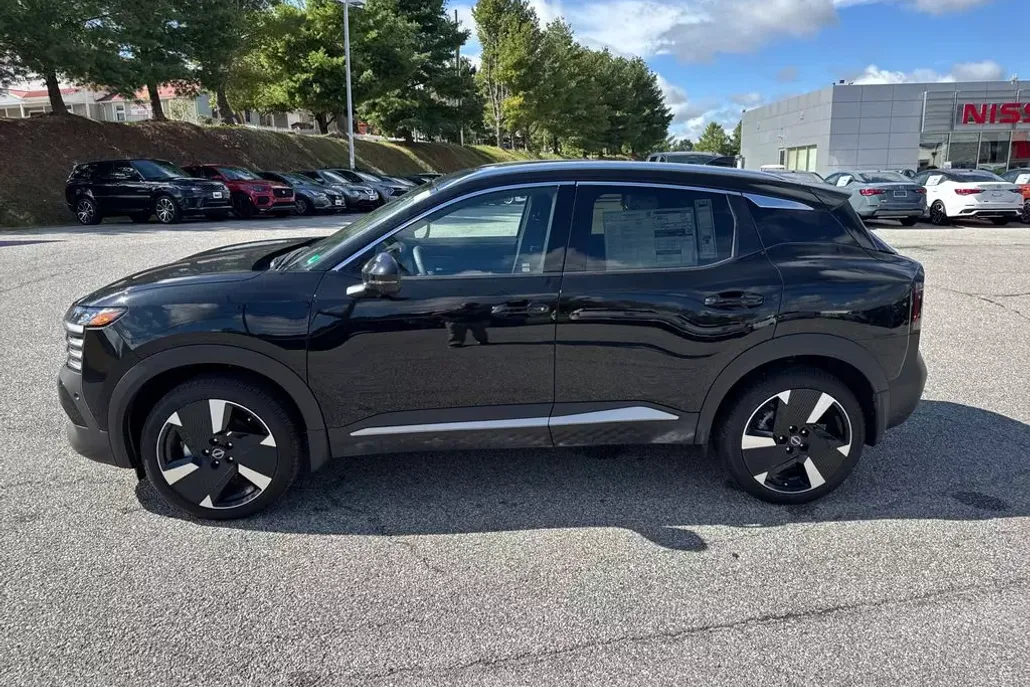 2025 Nissan Kicks SR photo 1