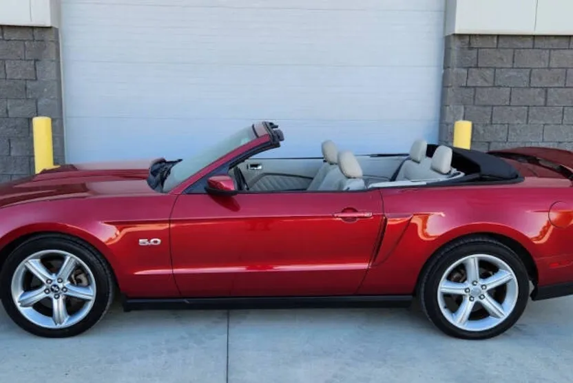 2011 Ford Mustang GT Premium photo 1