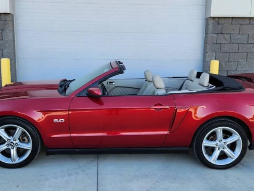 2011 Ford Mustang GT Premium photo 1