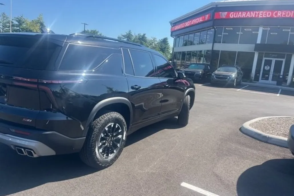 2025 Chevrolet Traverse Z71 photo 1