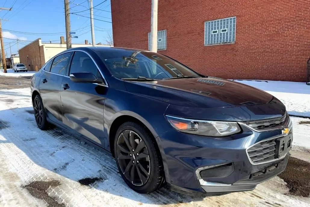 2017 Chevrolet Malibu 1LT photo 1