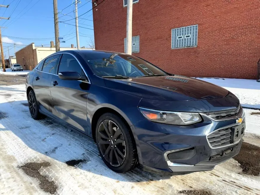 2017 Chevrolet Malibu 1LT photo 1