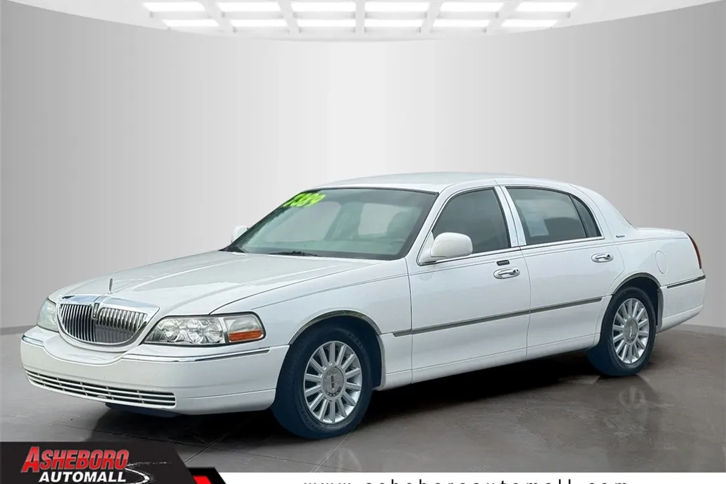 2005 Lincoln Town Car Signature photo 1