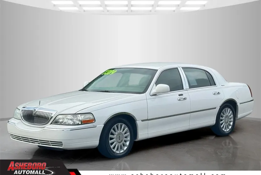 2005 Lincoln Town Car Signature photo 1
