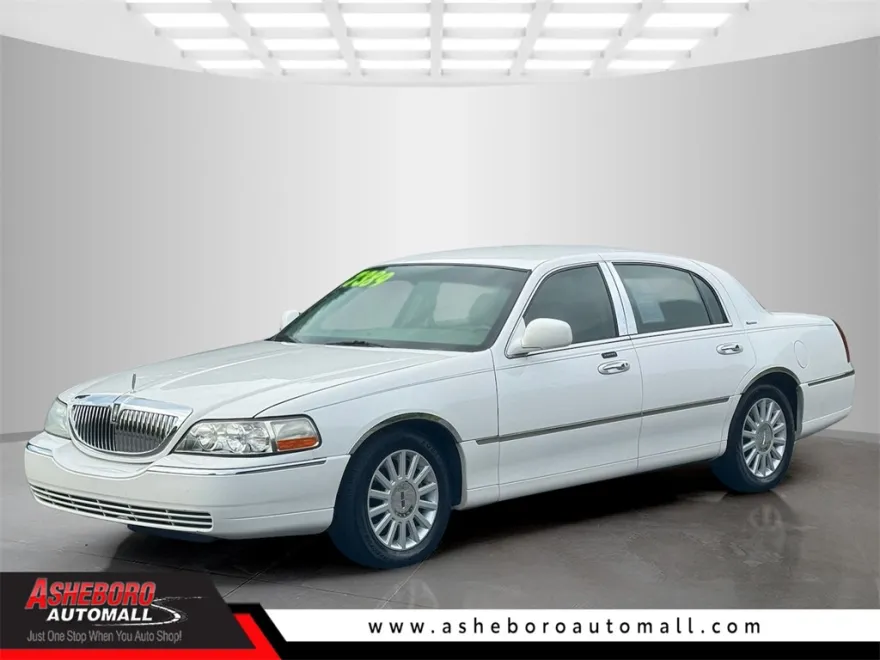 2005 Lincoln Town Car Signature photo 1
