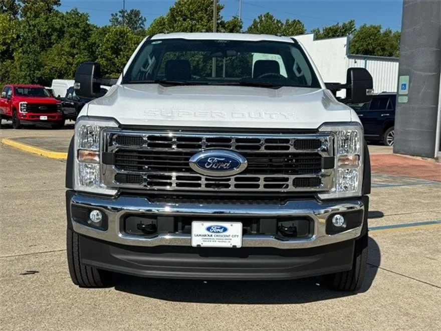 2025 Ford F-600 photo 1