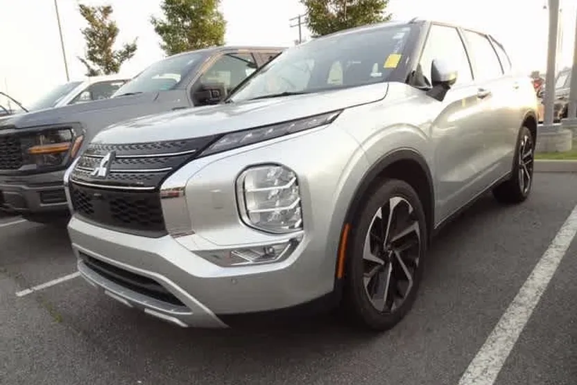 2024 Mitsubishi Outlander SE photo 1