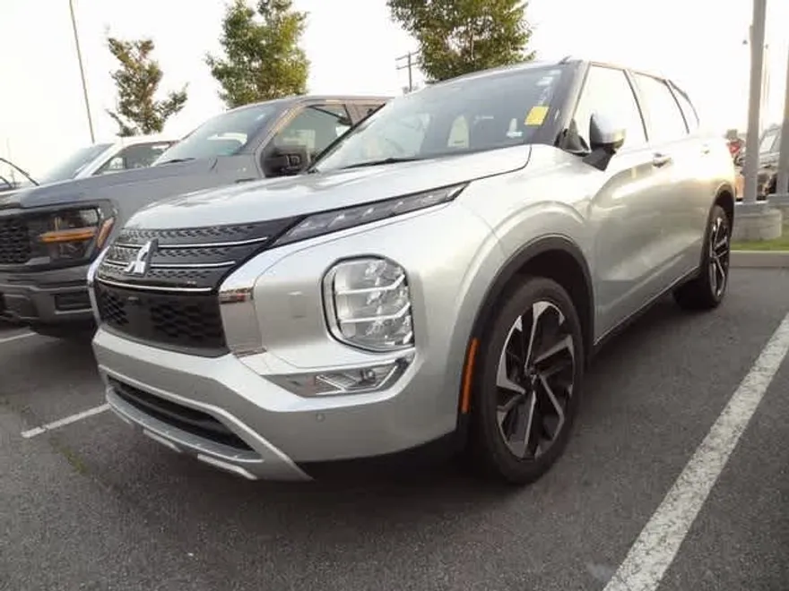 2024 Mitsubishi Outlander SE photo 1