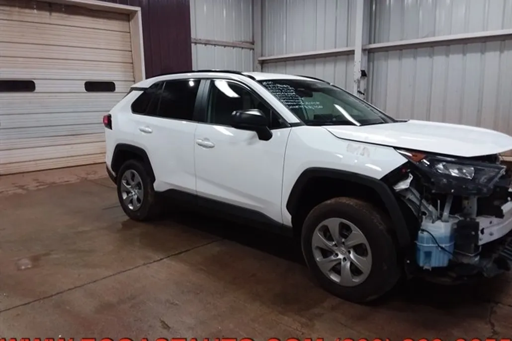 2020 Toyota RAV4 LE photo 1