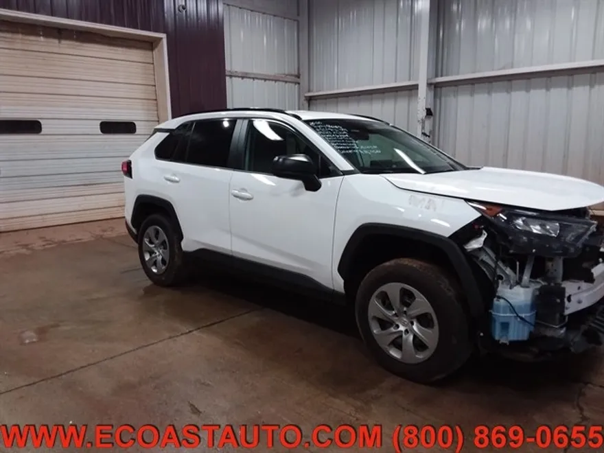 2020 Toyota RAV4 LE photo 1