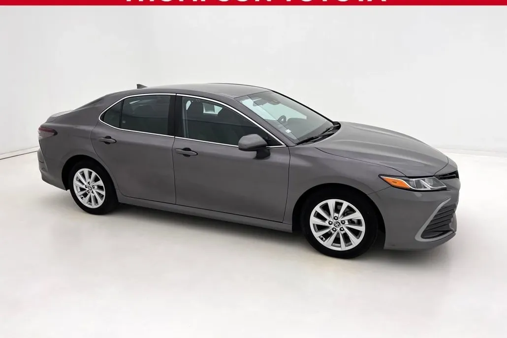 2022 Toyota Camry LE photo 1