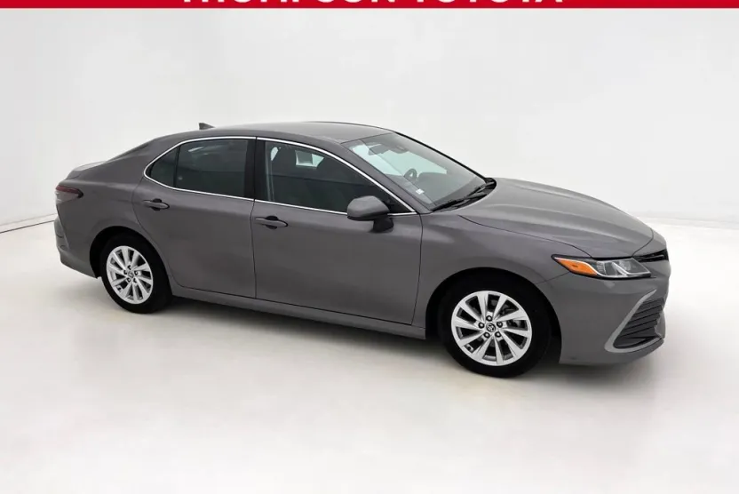 2022 Toyota Camry LE photo 1