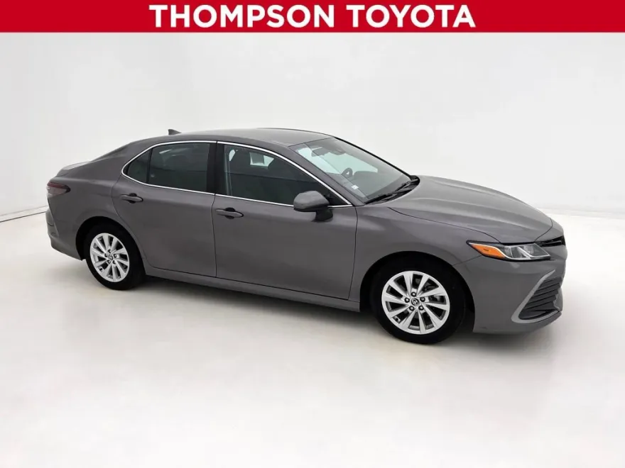 2022 Toyota Camry LE photo 1