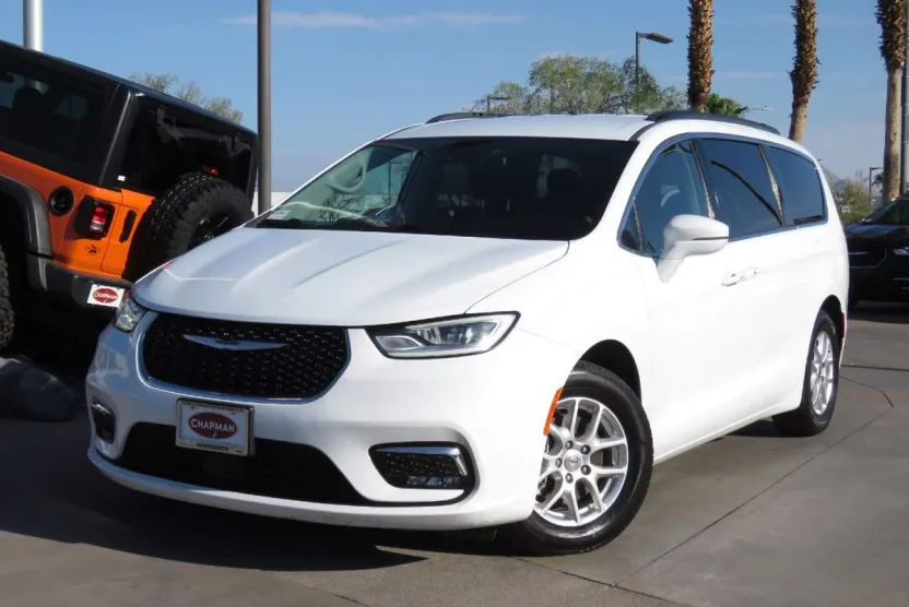 2022 Chrysler Pacifica Touring L photo 1
