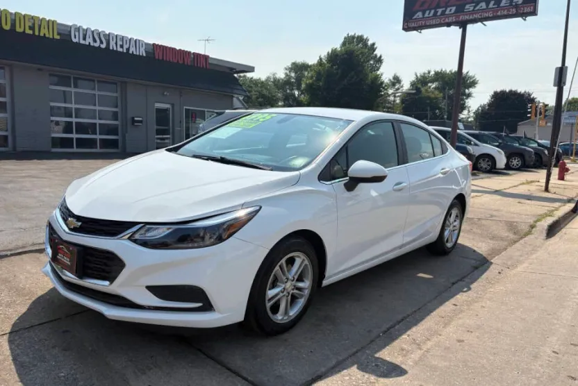 2017 Chevrolet Cruze LT photo 1