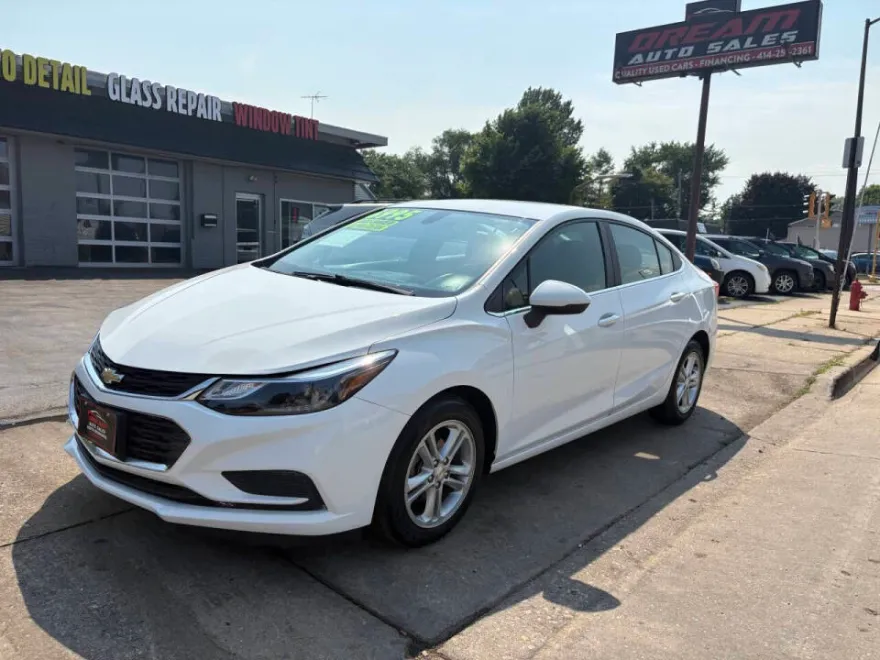 2017 Chevrolet Cruze LT photo 1